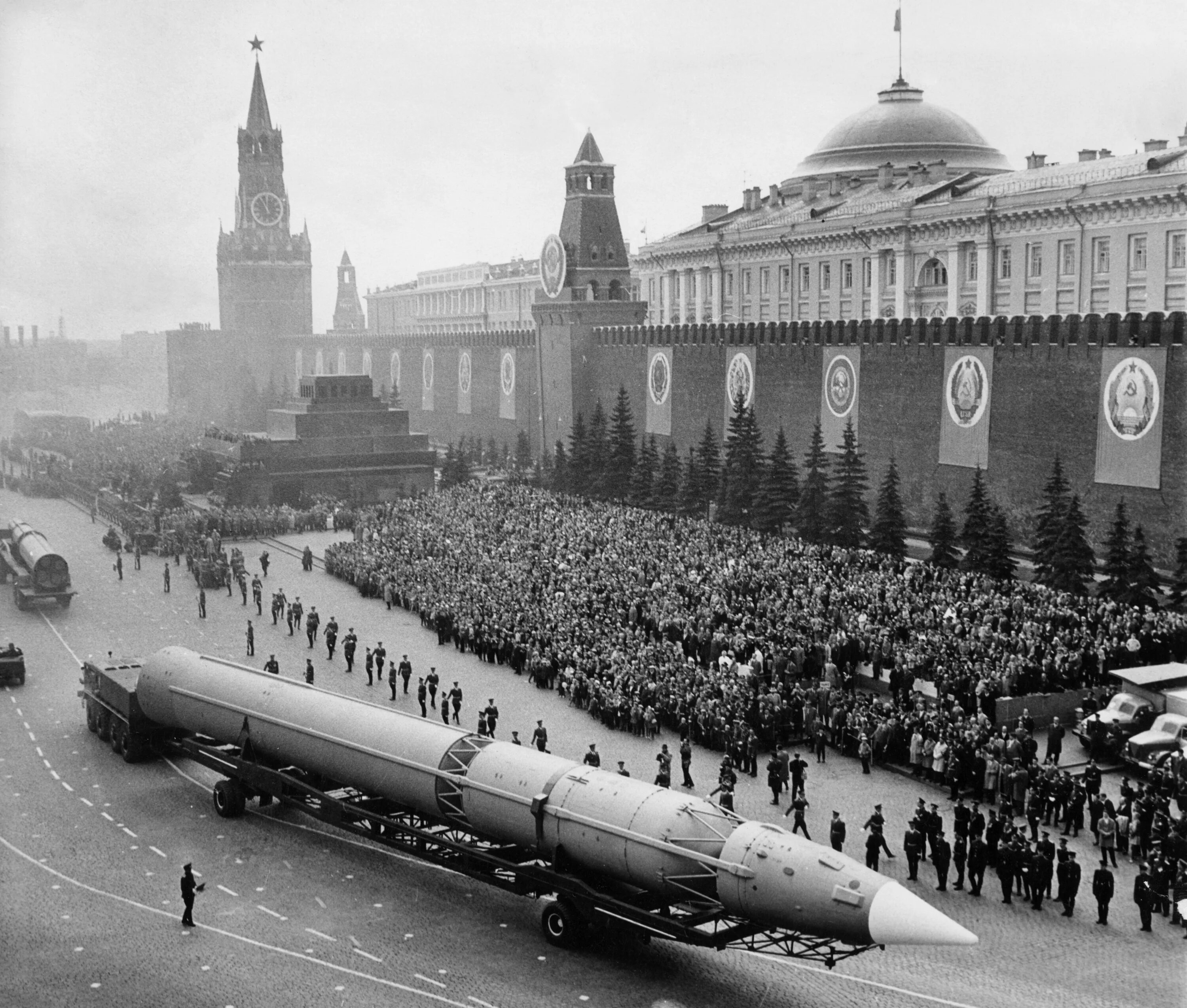 Парад 1965 года на красной площади. Парад Победы 1950 года на красной площади в Москве. Военный парад 1965г красная площадь. Межконтинентальная ракета на красной площади 1978. Военный парад ссср