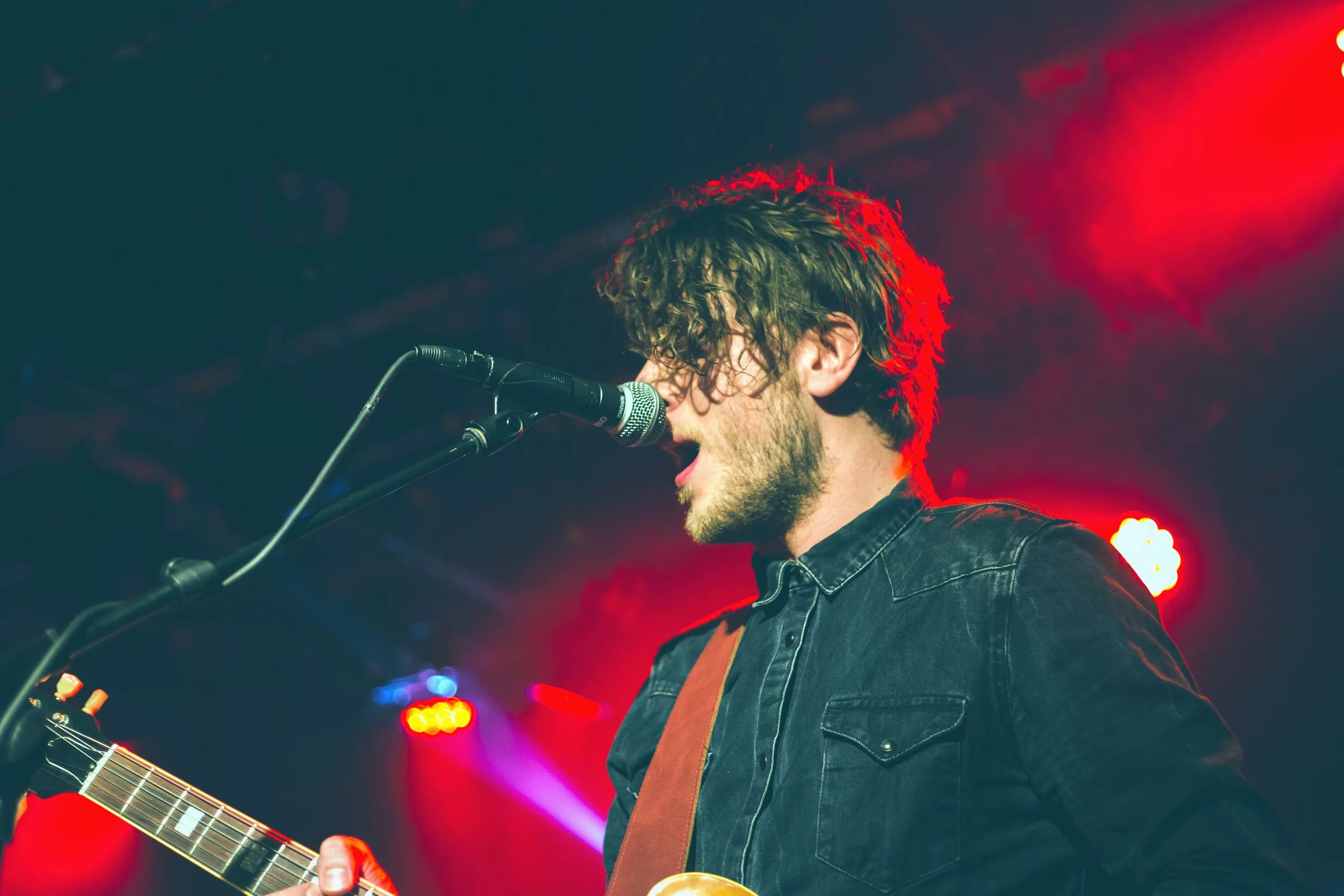 Steven wilson музыкант. Выступает с гитарой. Гитарист на концерте. Гитара концерт. Выступает с гитарой.