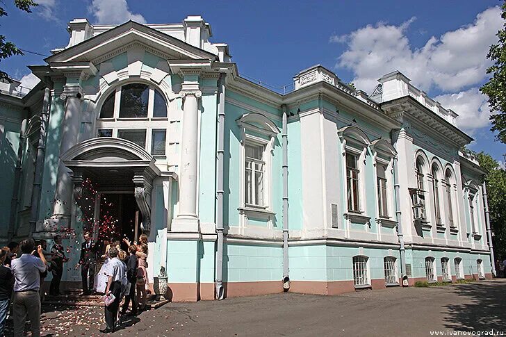 Дом ивана дмитриевича бурылина иваново. Бежевый зал загс иваново. Батурина 13 иваново. Батурина 13 иваново. Сколько загсов в иваново.