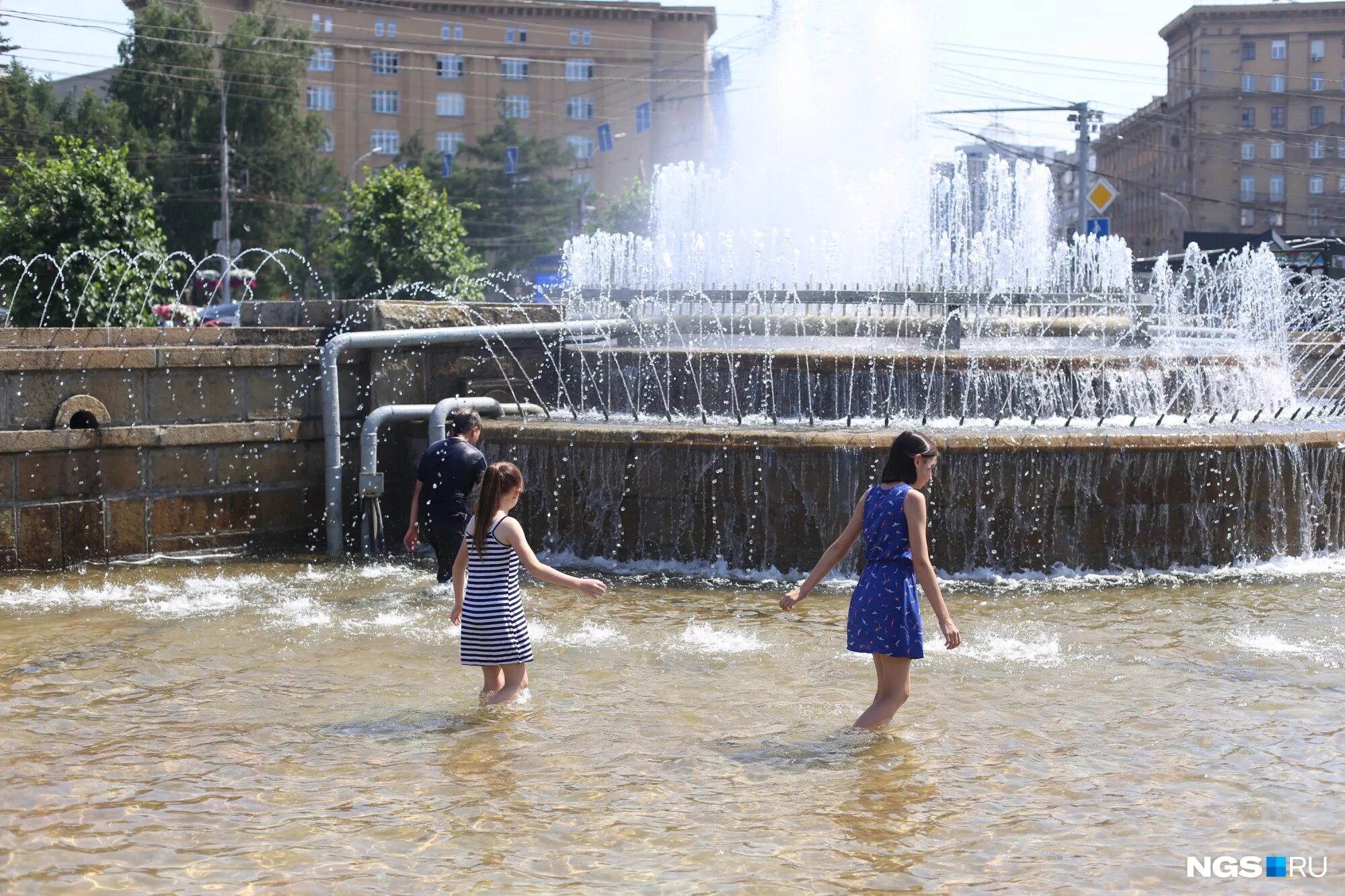 Воздух погода новосибирск. Дети купаются в фонтане. Новосибирск жара 2022. Новосибирск жарко. Новосибирске жара 2012.