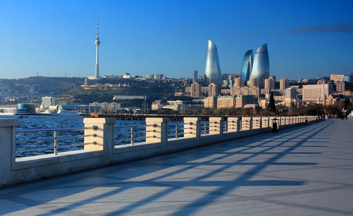 Сколько времени будет в баку. Парк Сахиль Баку. Набережная Баку Азербайджан. Баку бульвар. Deniz в Баку (Азербайджан).