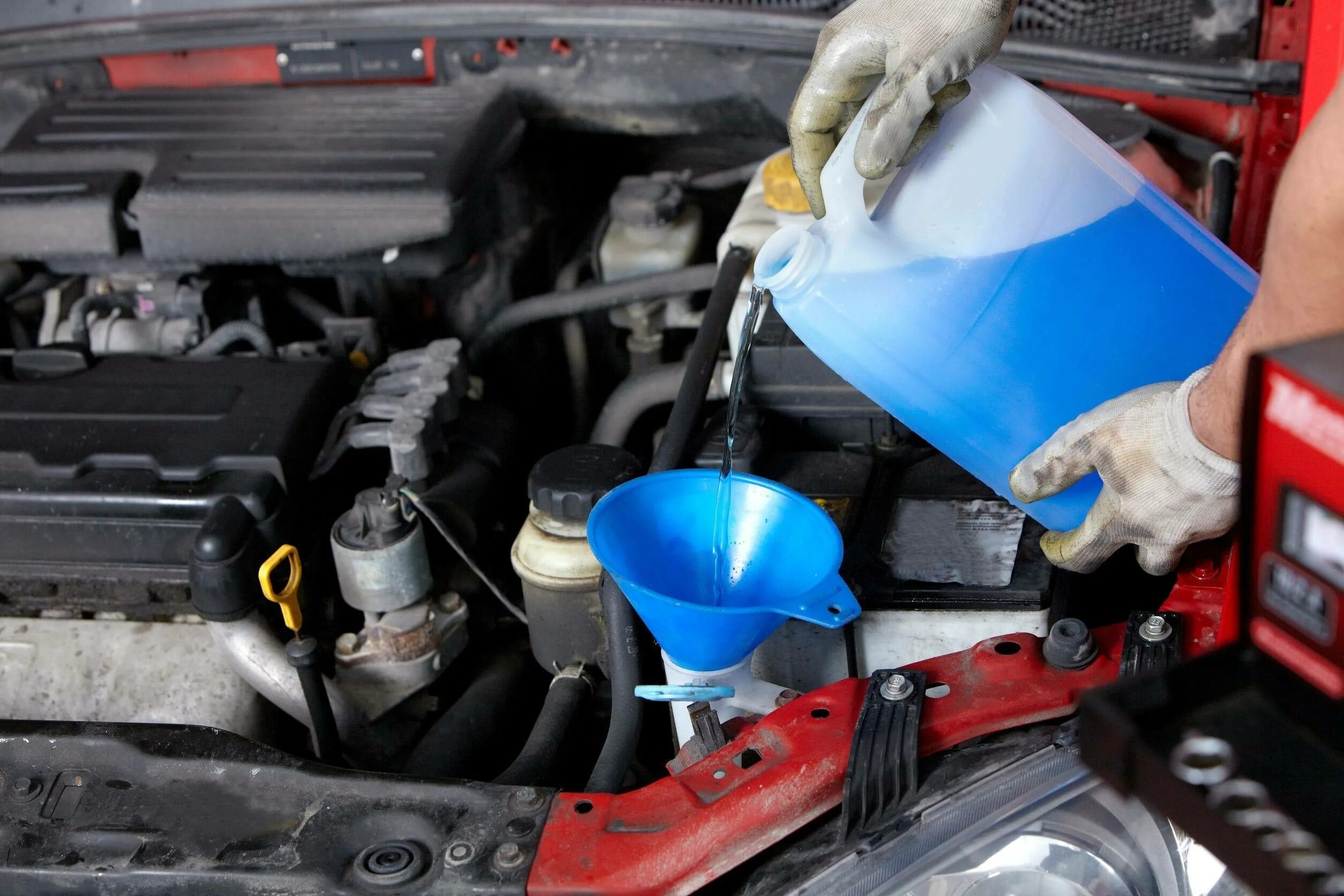 Антифриз под двигателем. Car coolant antifreeze. 3215 антифриз. жидкость охлаждающая двс. система охлаждения жидкости.