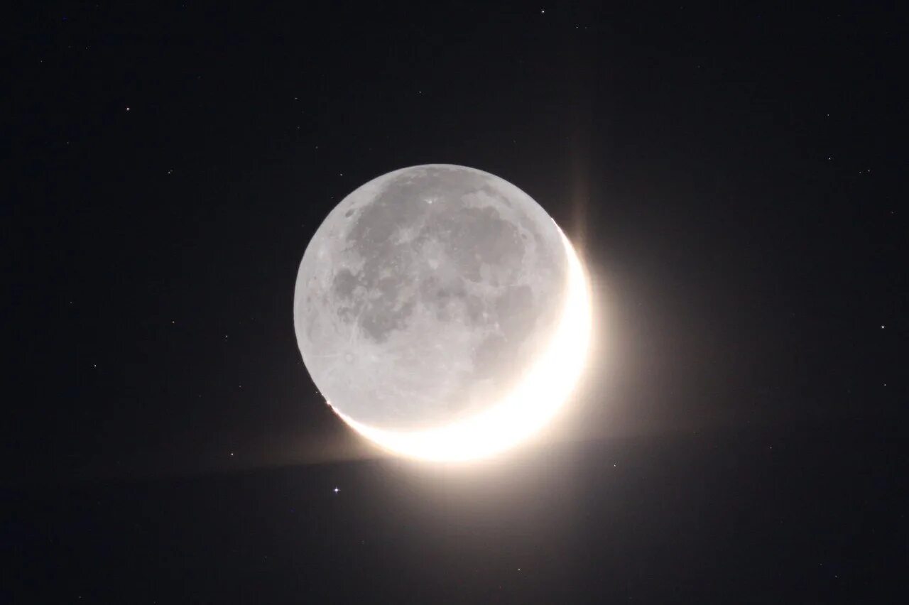 Большая чистая луна. Бежевая Луна. Фото Луны. Луна крупно. Рассеивающаяся Луна.
