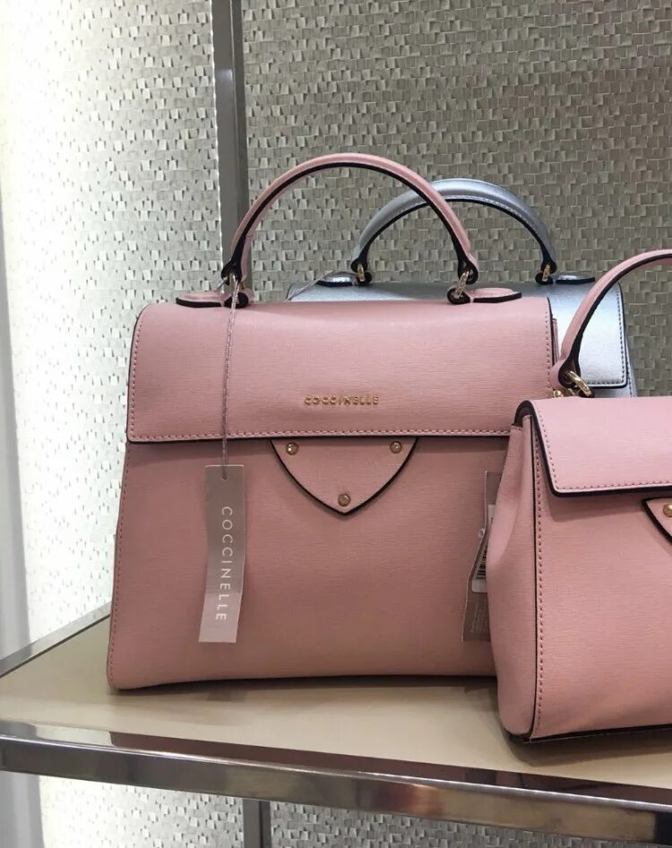 Кочинелли авито. Coccinelle сумки 2021. Coccinelle arlettis сумка. Coccinelle b14 limited. Coccinelle сумка розовая.
