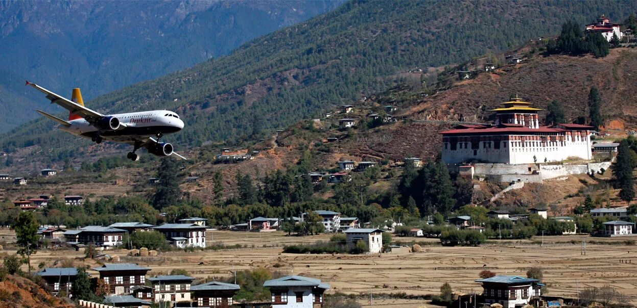 Аэропорт бутана. Аэропорт паро в бутане. Бутан Тхимпху аэропорт. Аэропорт паро в королевстве бутан. Аэропорт Лукла Непал.