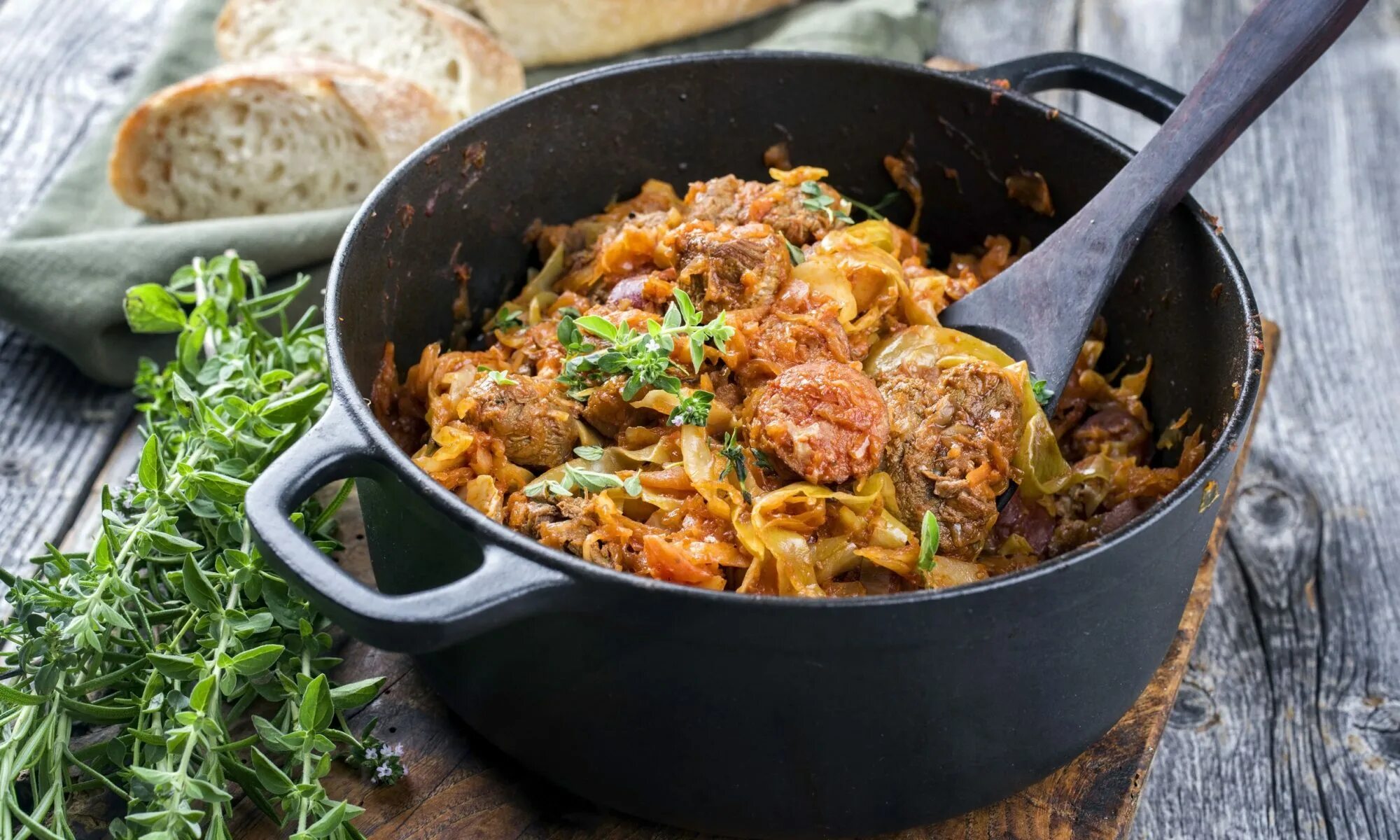 Капуста квашеная тушеная с мясом в кастрюле. Капуста квашеная тушеная с мясом в кастрюле
