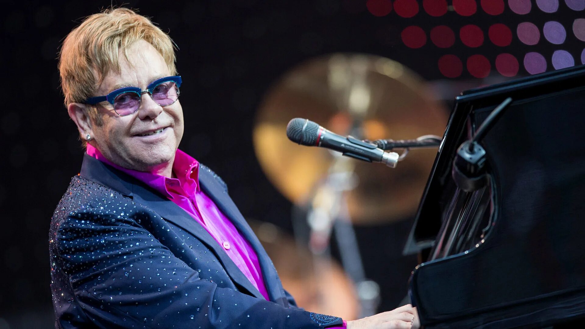Элтон Джон. Элтон Джон 2021. Элтон Джон сакрифайс. Elton John на сцене