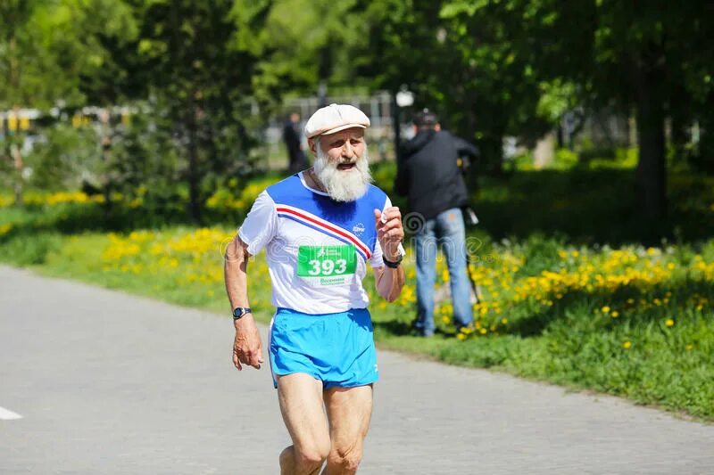 Старый марафонец. Пожилой марафонец. Пожилые бегуны. Марафон дед. Марафон дед.