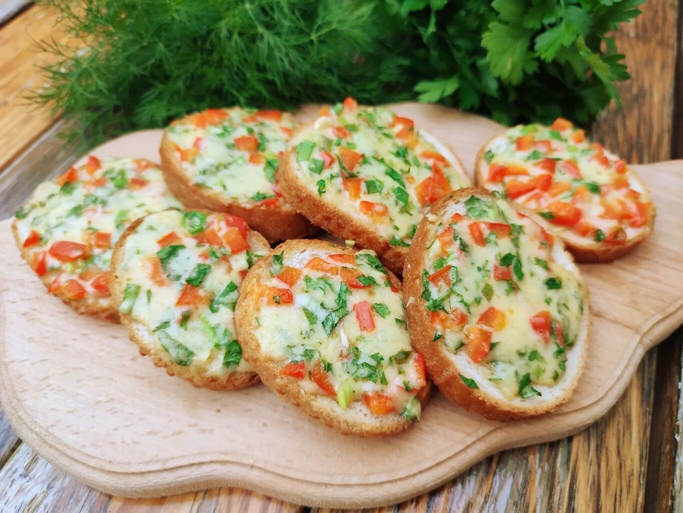 Бутерброды на закуску. Закусочные бутерброды на праздничный стол. Гренки на праздничный стол. Брускетта на праздничный стол. Брускетта со шпротами.