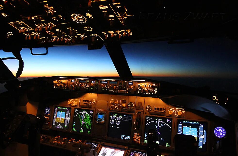 Кабина пилота самолета. Кабина пилота Боинг 747 ночью. Боинг 737-800 вид из кабины. Симулятор кабины самолета Боинг 747. Аэробус 737ng кабина.