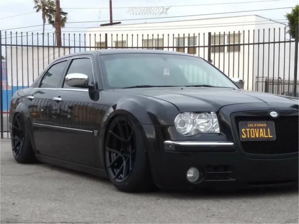 Крайслер 300с ошибки. Chrysler 300c on air suspension. крайслер 300с 24 колеса. ротиформ roc. решетка на крайслер 300с.