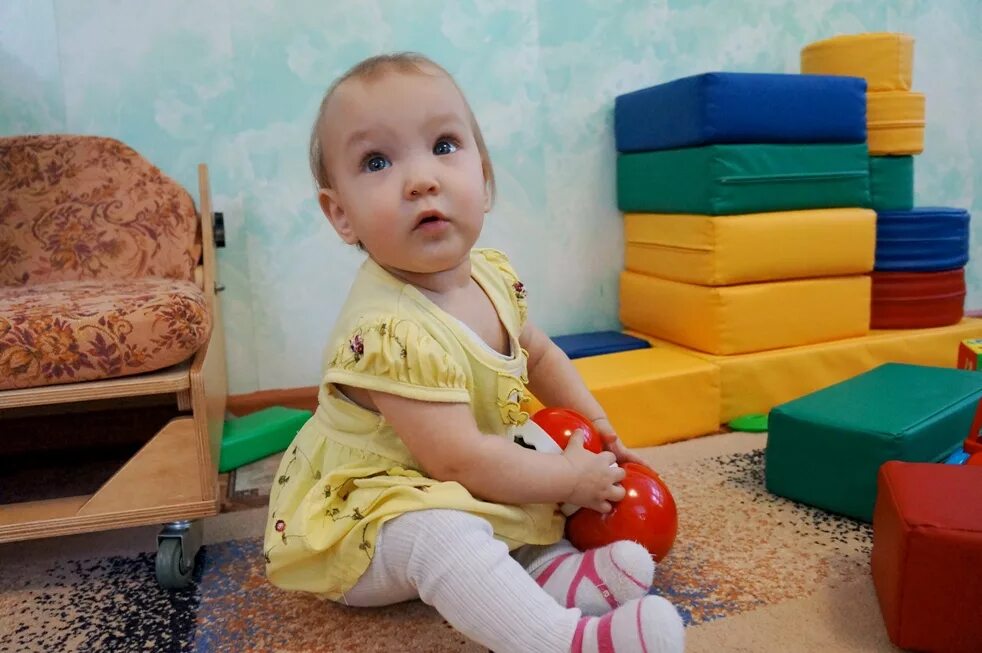 Дом малютки взять. Детский дом малютки. Дом малютки усыновить ребенка. Детский дом Малютка усыновить ребенка. Малыши в детских домах.