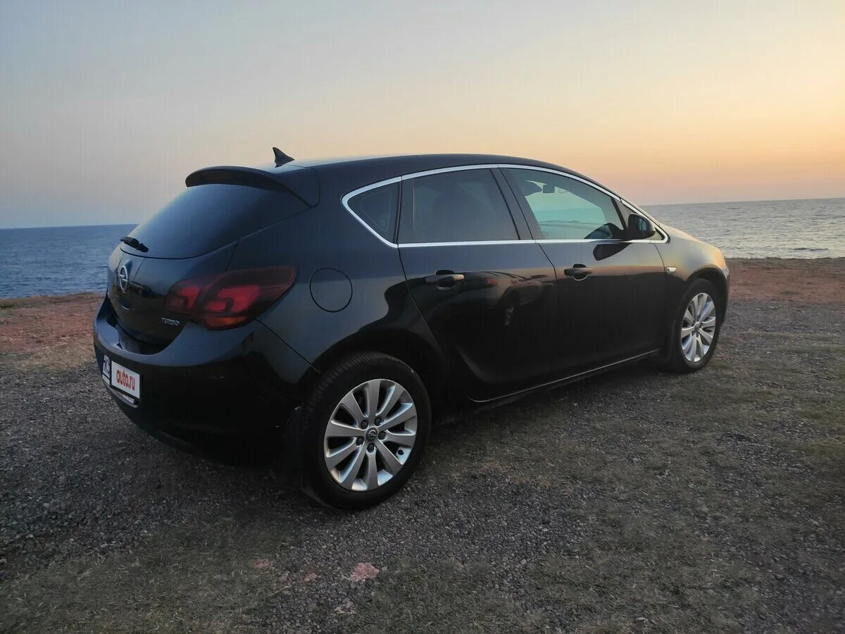 Opel astra черный. Opel Astra j 2011 хэтчбек черный.
