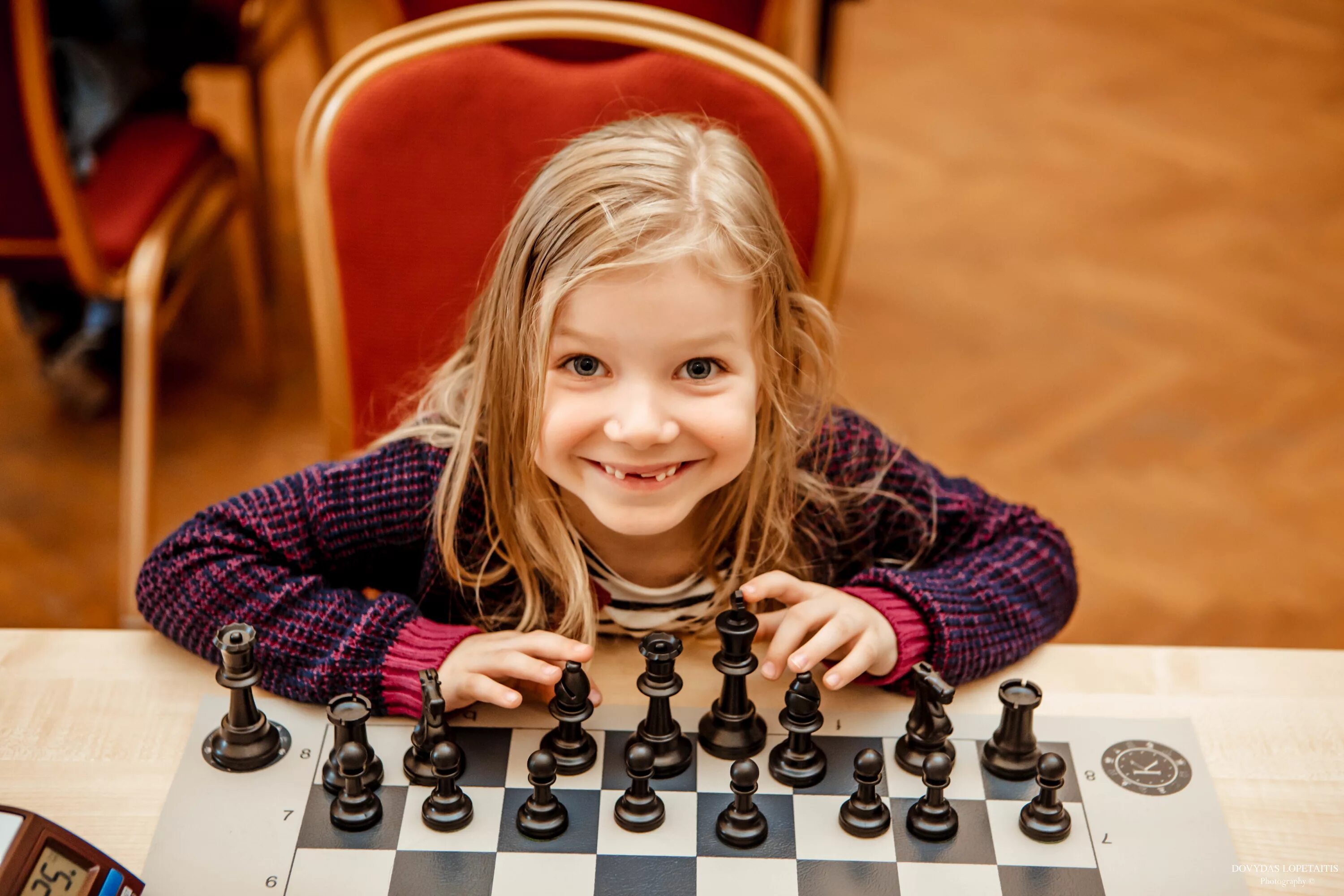 Шахматы для детей. Ребенок шахматист. Шахматы для девочек. Девочка играет в шахматы