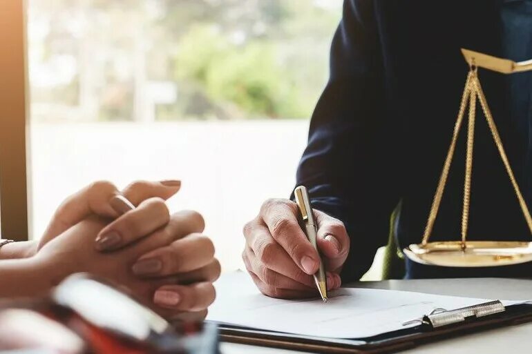 женщина юрист. юрист и врач. правовая помощь работникам. женщина юрист. государственная поддержка.