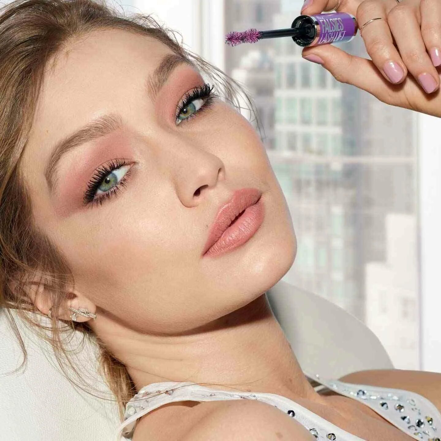 Pupa vamp explosive lashes. Девушка с накрашенными ресницами. Ресницы баннер. Тушь лореаль миллион ресниц зеленая. Адриана лима в рекламе косметики.