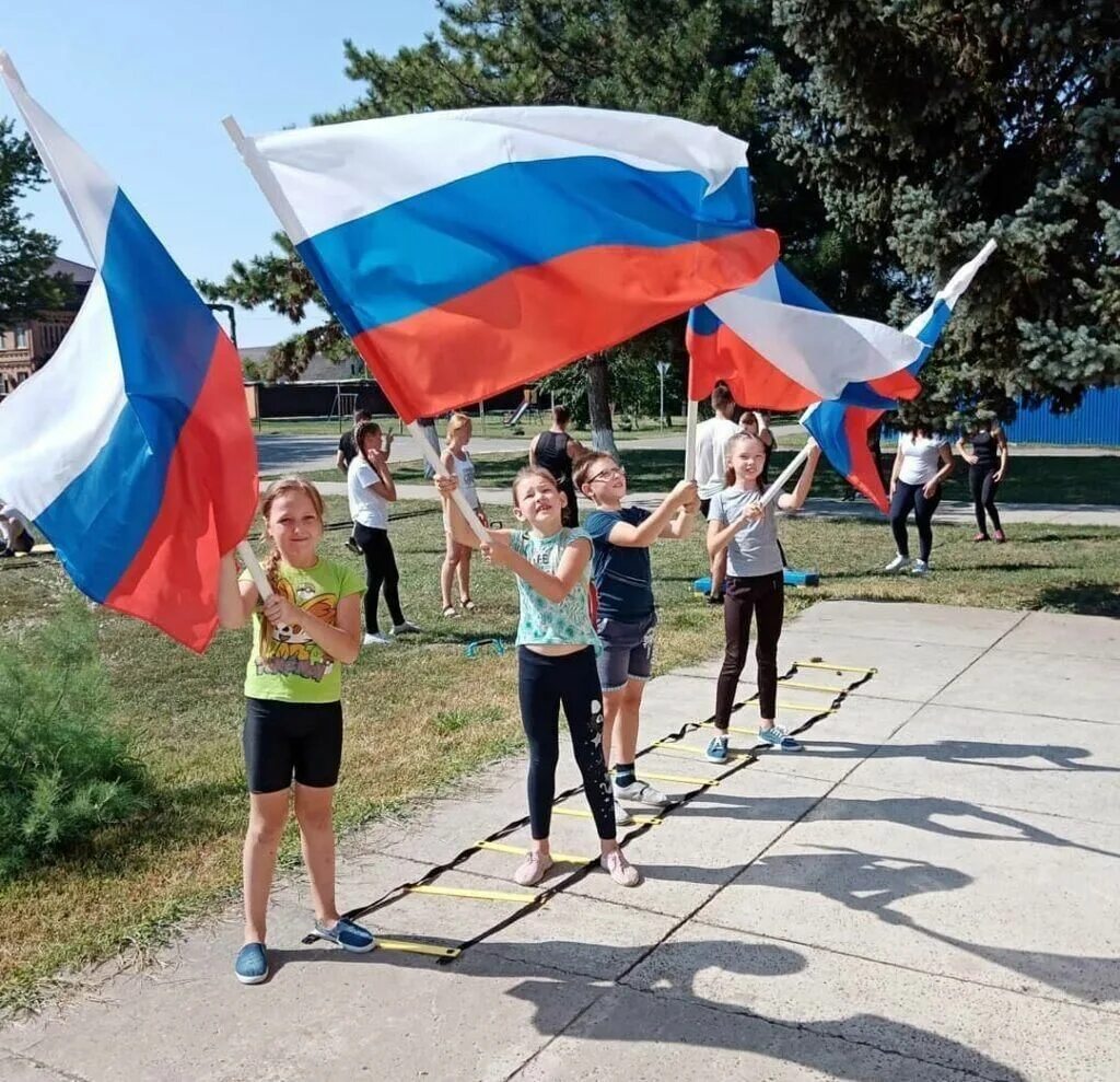 Флаг вынести. День флага России. Флаги для спортивных мероприятий. Вынос флага РФ. Празднование дня флага России.