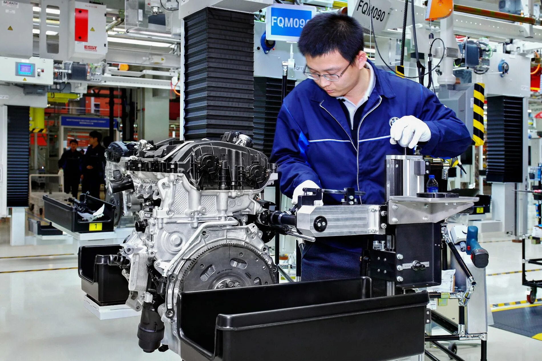 Производство двигателей автомобилей. Баварский моторный завод BMW. Китайский завод. Китайский автомобильный завод. Китайская промышленность.