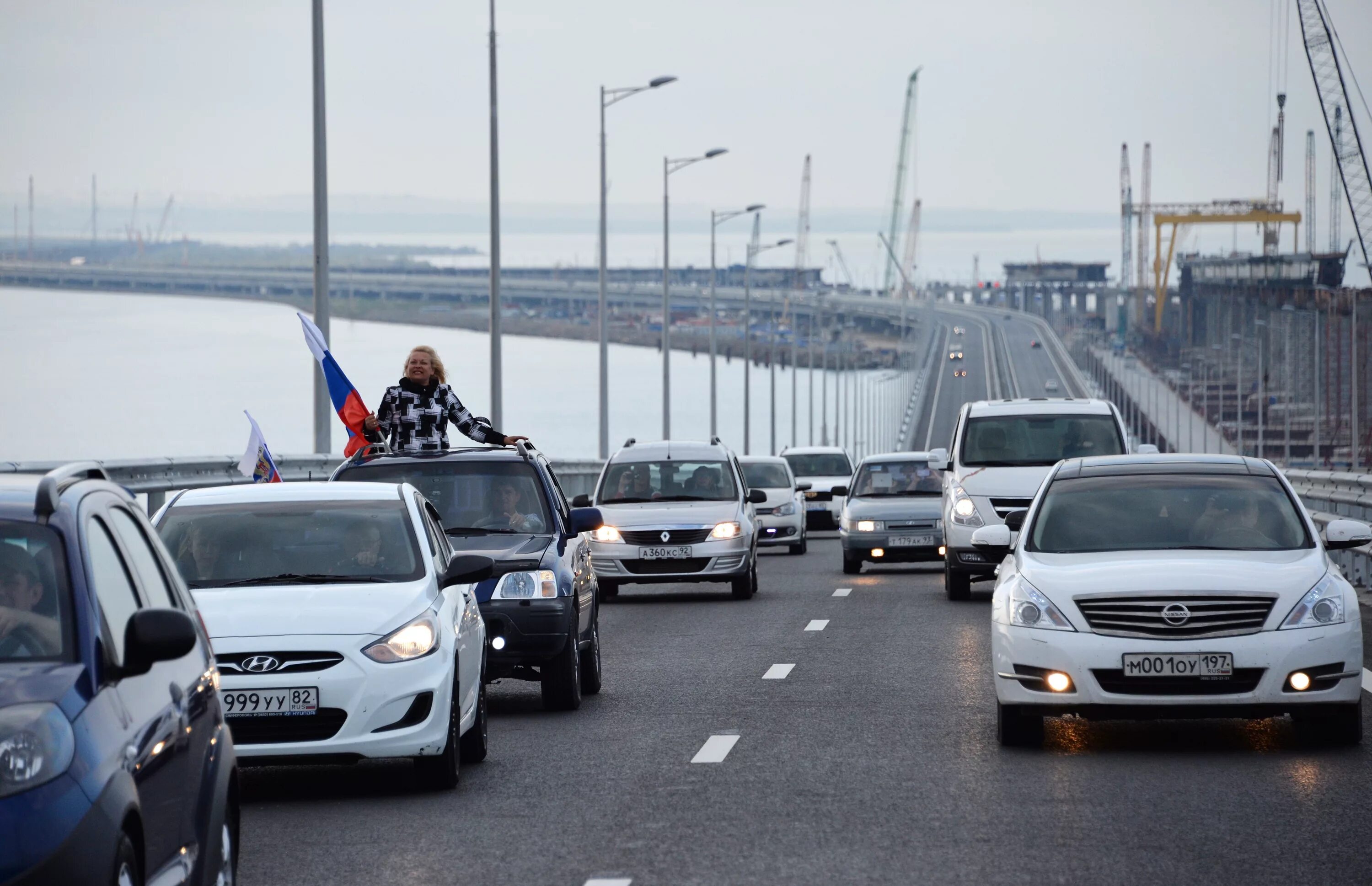 Открытие Крымского моста 2018. Крым Крымский мост машины на мосту. Крымский мост открытие движения. Крымский мост сегодня машина