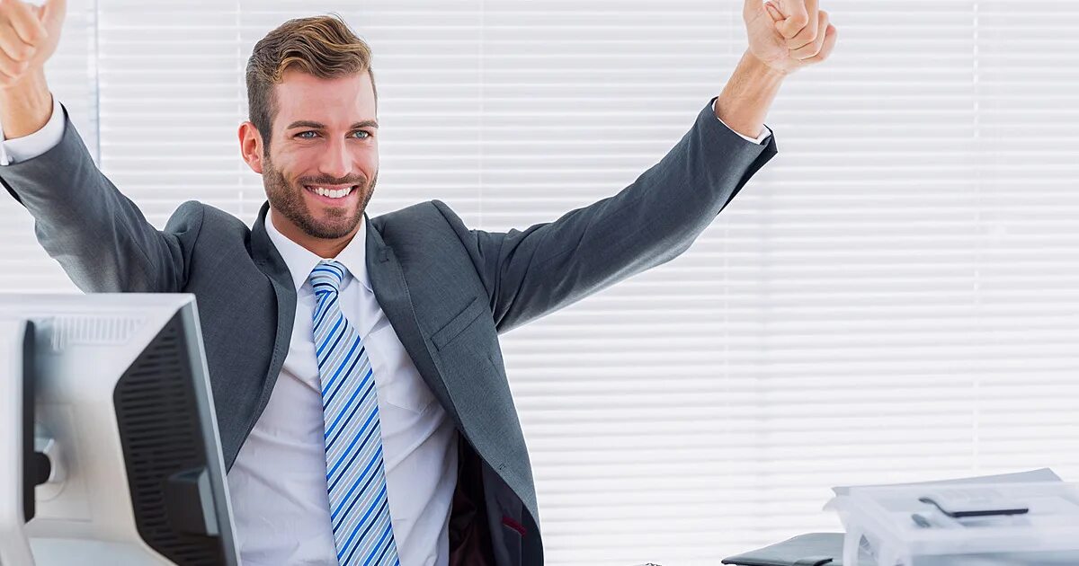 с чего начинают бизнесмены. начинающий бизнесмен. мужчина в офисе за компьютером. с чего начинать предпринимателю. с чего начинают бизнесмены.