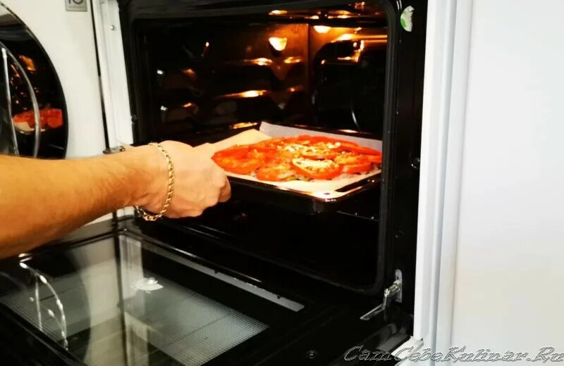 Пицца в электрической духовке. Металлический лист для запекания пиццы в духовке. Пицца в духовке Гефест. На чем выпекают пиццу. Пиццу выпекать при температуре и сколько
