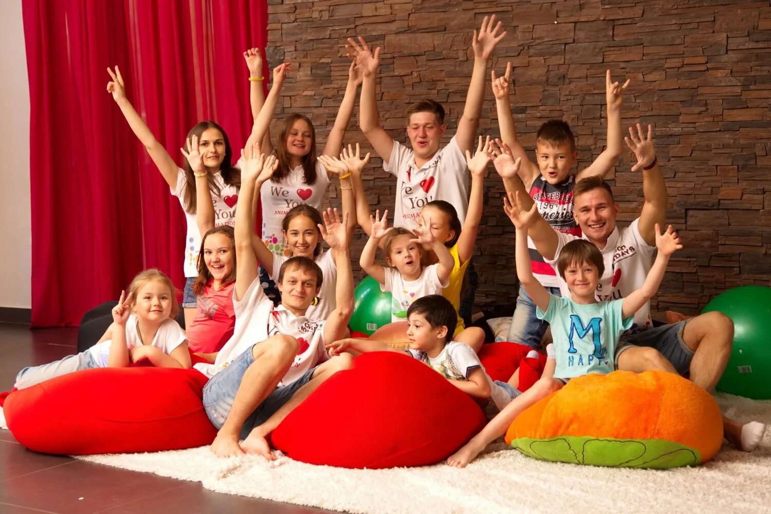 Групповая программа для детей. Дети с шариками. Фитнес дети. Дети много детей. Упражнения на фитболах для дошкольников.