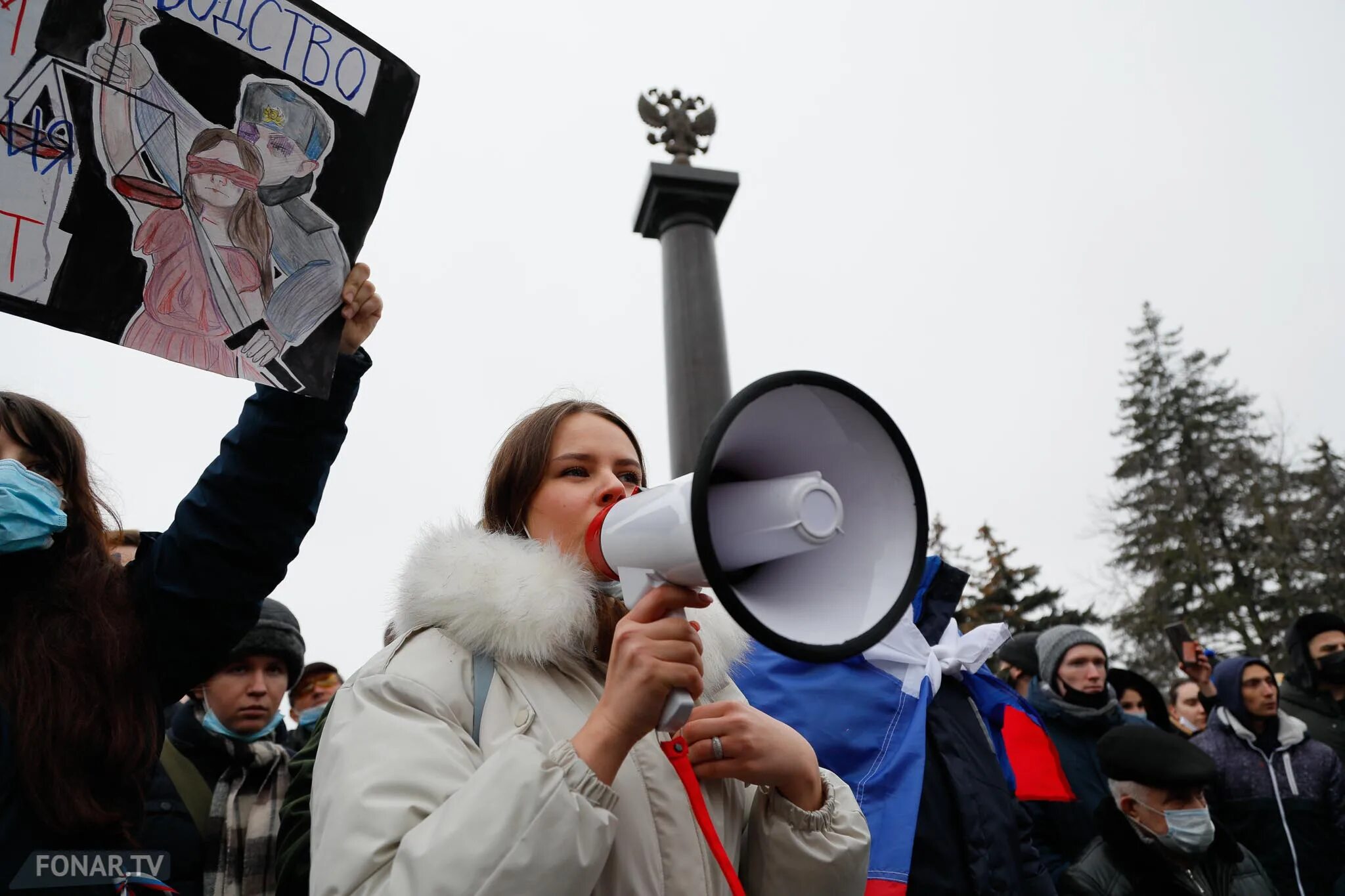 Митинг девушек. Девушка на митинге. Громкоговоритель на митинге. Протесты в Белгороде. На митинге с мегафоном.