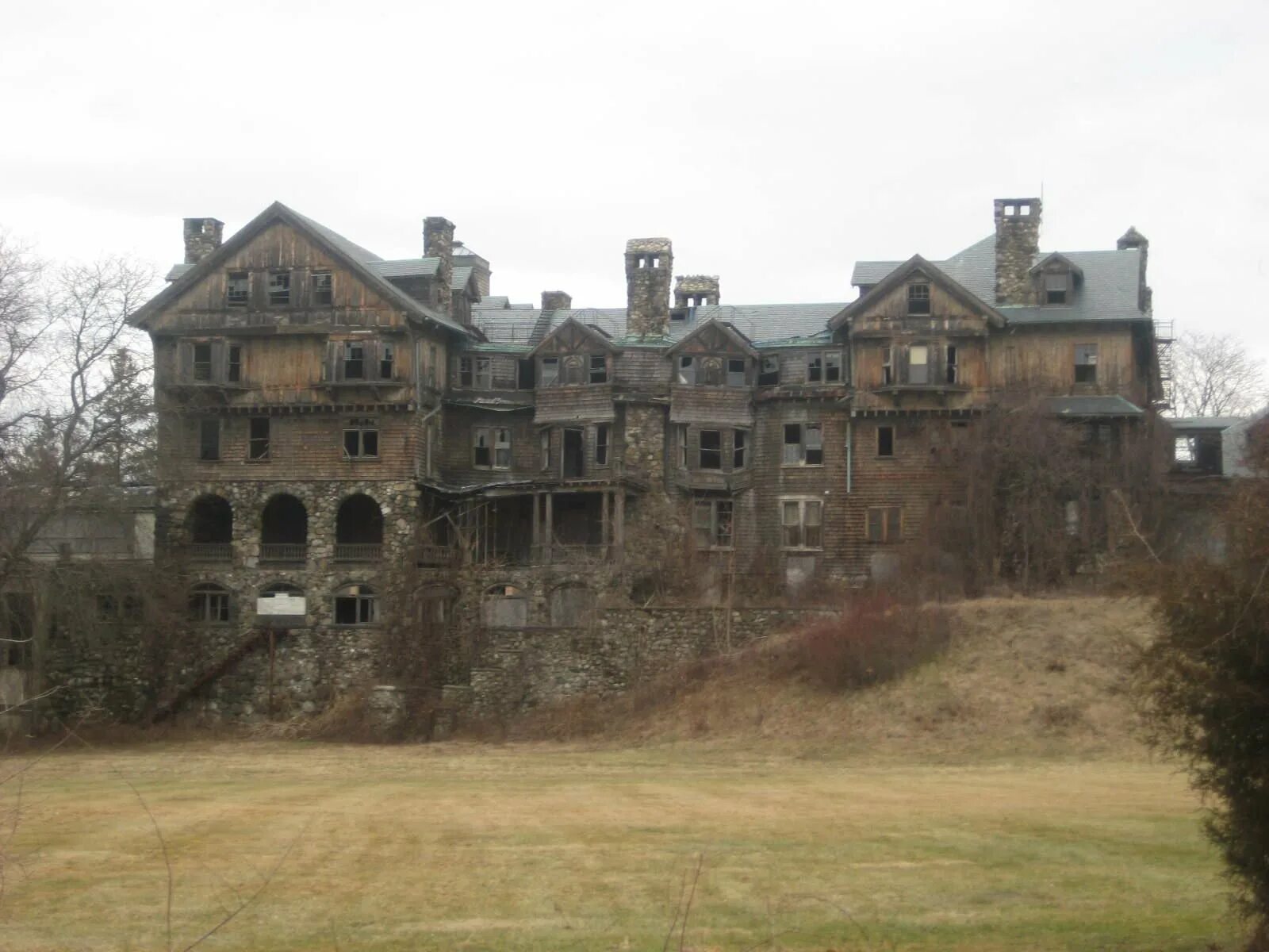 Дома в вестерне ночью. Старый деревянный дом. Заброшенные дома. Жуткий дом. The house is old.