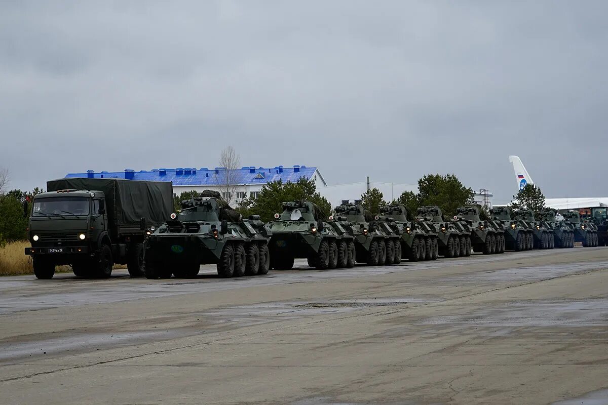 Переброска военной техники. Колонна военной техники. Транспортные войска России. Колонна российских войск. Военно транспортные войска