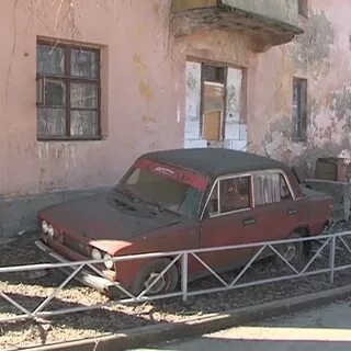 Брошенный автомобиль во дворе