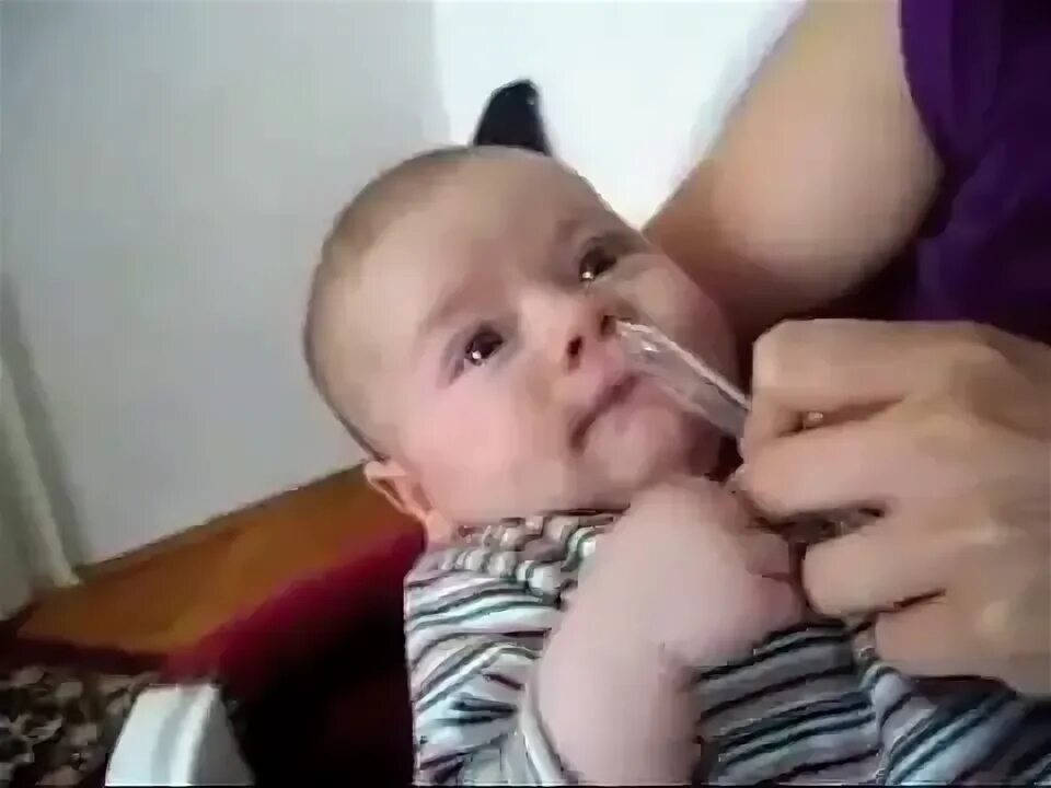 Соплей нет а говорит. Отсасывать сопли у грудничка. высасывание соплей у новорожденного.