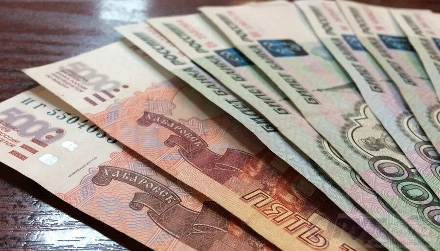 35 тыс рублей. Сто тысяч рублей в руках. 5000 купюры в руках. 35 т р. Деньги 30 тысяч рублей.