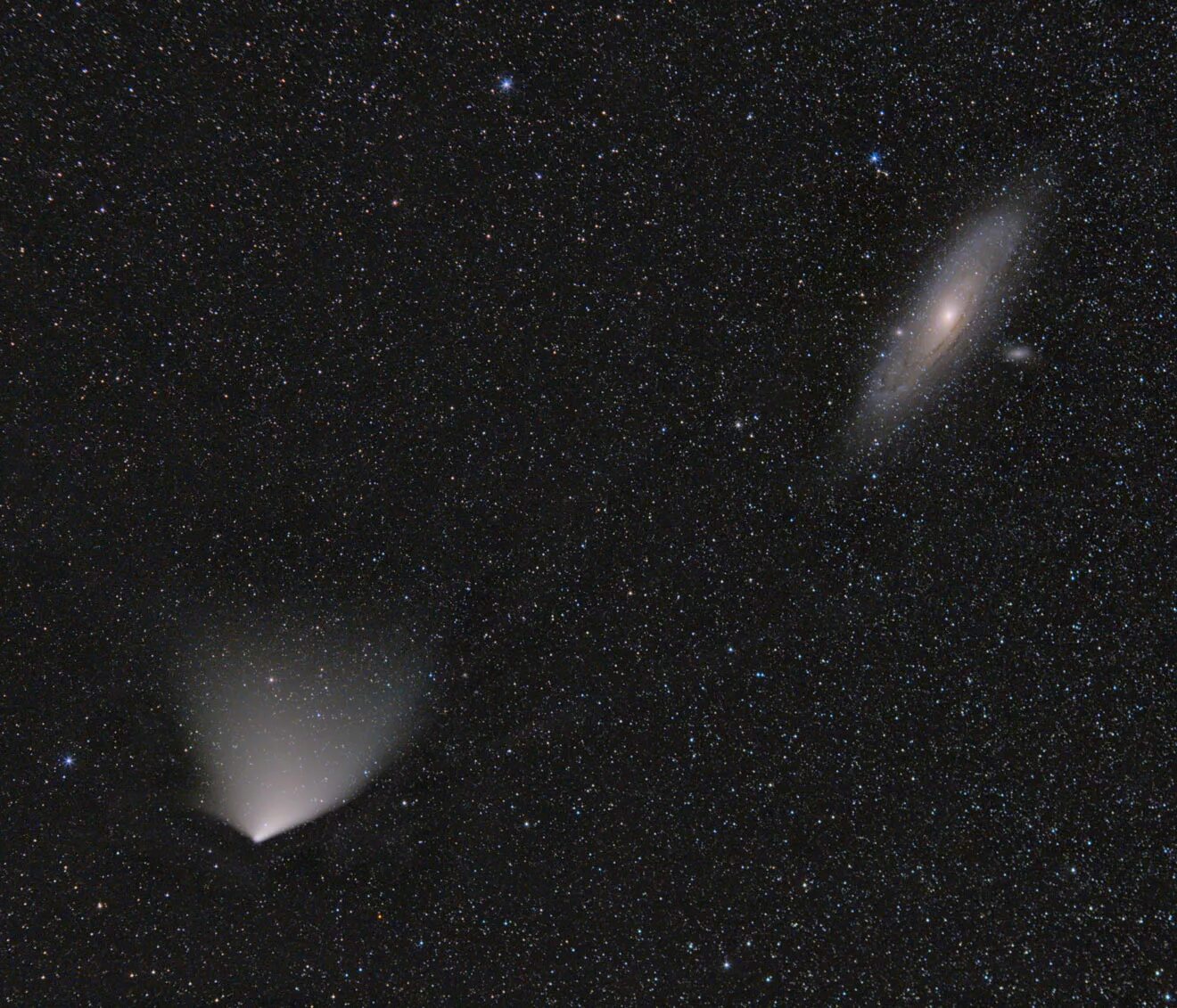 Звезды видимые с земли. Галактика м31 туманность Андромеды. Галактика м31 невооруженным глазом. М31 Галактика Андромеды в телескоп. Комета Panstarrs.