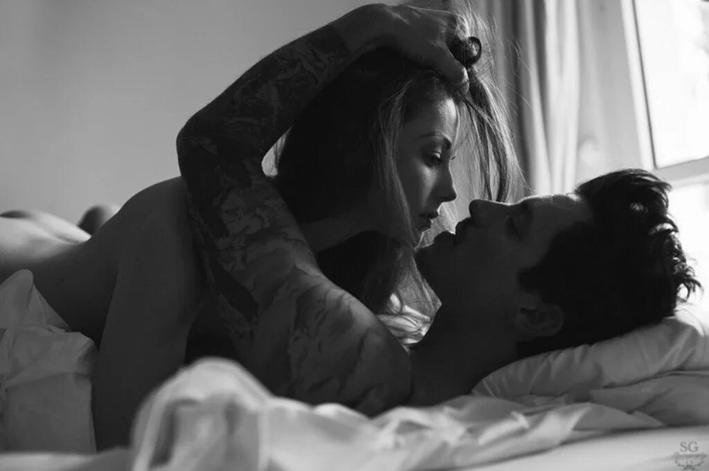 женщина сверху страстный. страсть в постели. девушка сверху страстно. девушка сидит на парне. страсть.