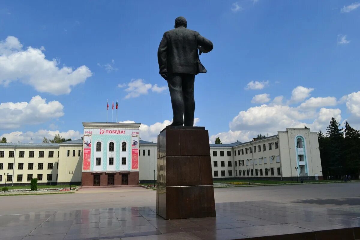 Территория черкесска. Площадь Ленина Черкесск. Памятник Ленину Черкесск. Город Черкесск памятник Ленина. Черкесск площадь города.