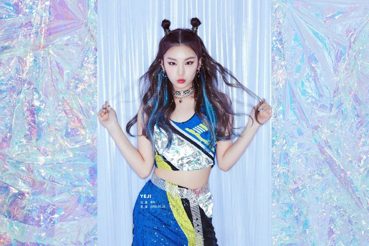 Itzy хван. Йеджи itzy. Итзи йеджи. Йеджи crown on my. Хван йеджи.