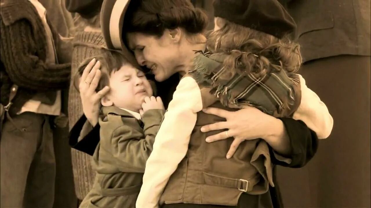 Советский солдат с ребенком. Германия 1945 немцы дети. Немцы спасали детей. Немцы спасали детей. Николас уинтон фильм.