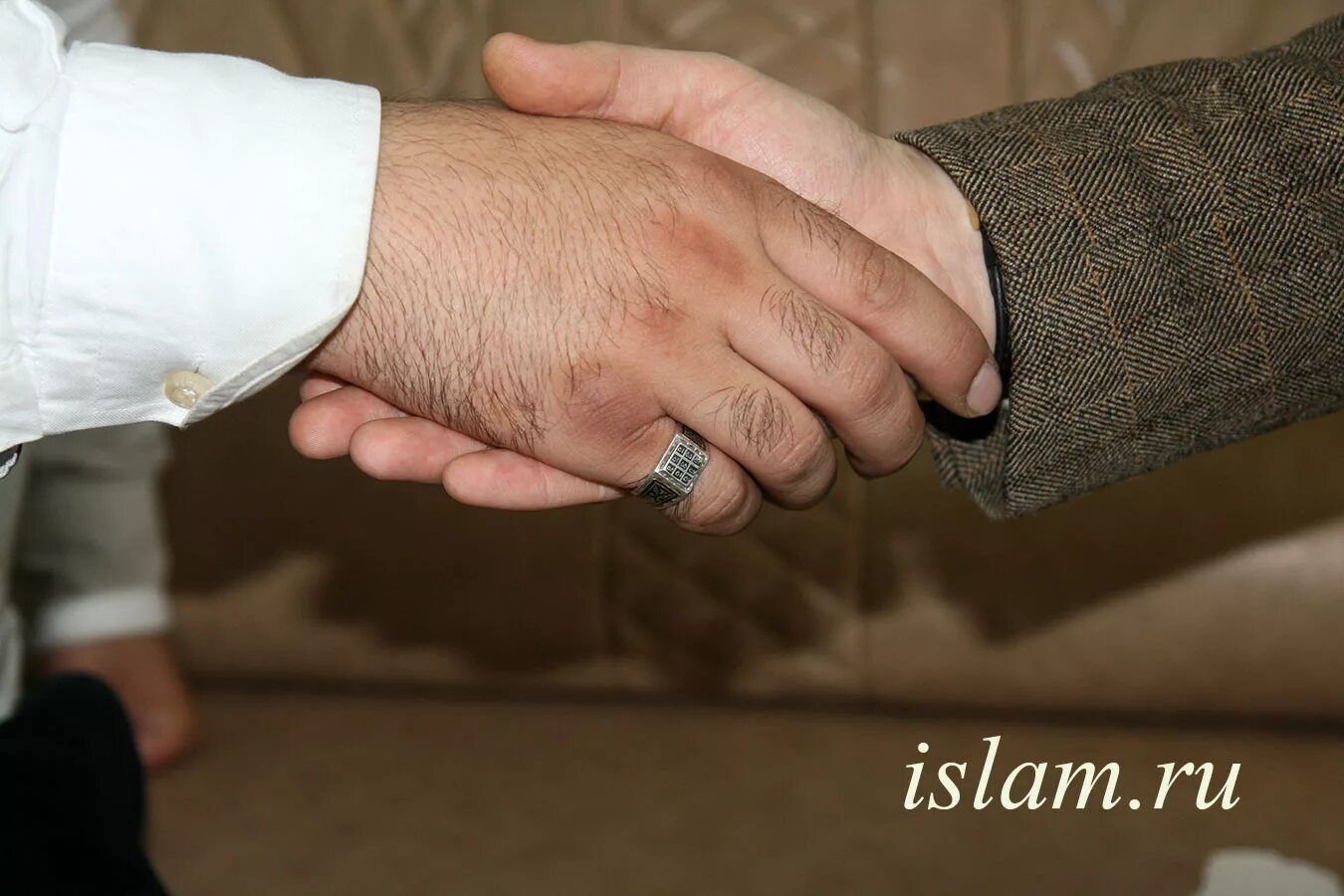 Мусульманский палец. Перстень на мизинец мужской. Мусульманское кольцо мужское на мизинец. Кольцо сунна. Мусульманский кольцо печатка на мизинец.