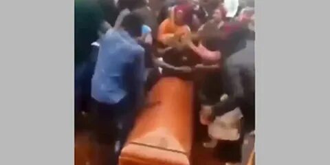Покойный дерется