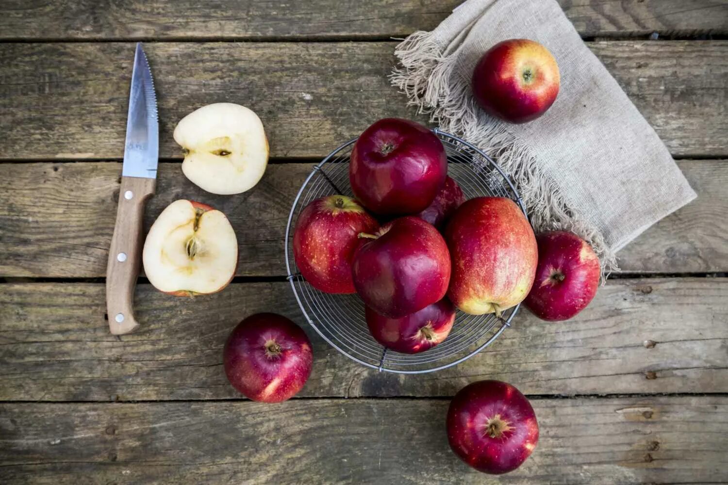 There some apples on the table