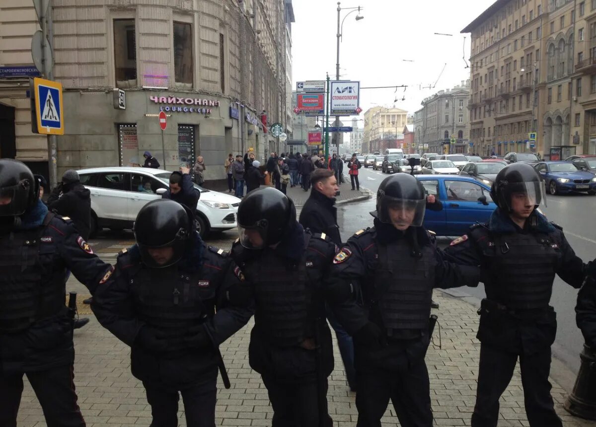 Полиция задержала в Москве. Задержания в Москве сегодня. Полицейский участник. Болотная площадь задержания. Задержания в москве сегодня последние новости
