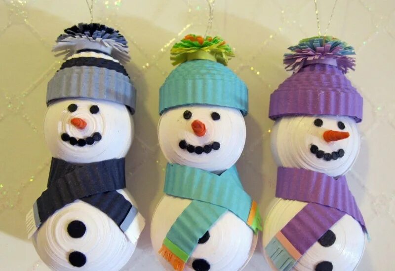 Снеговик из полосок бумаги объемный своими руками. Снеговик из полосок белой бумаги. Снеговик из полосок бумаги объемный. Снеговик из полосок бумаги объемный своими руками. Объемный снеговик из полосок.