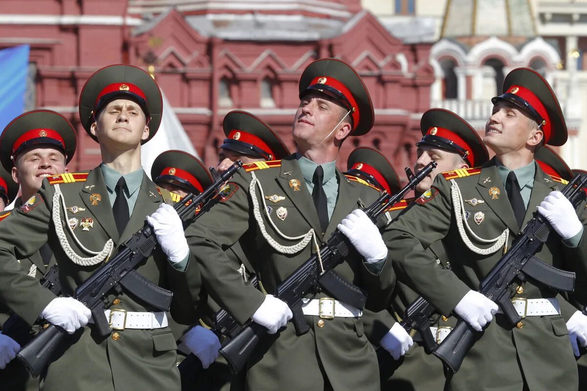 Что будет 23 февраля в москве. Защитники Отечества. Празднование дня защитника Отечества в России. 23 Февраля парад. С 23 февраля военному.