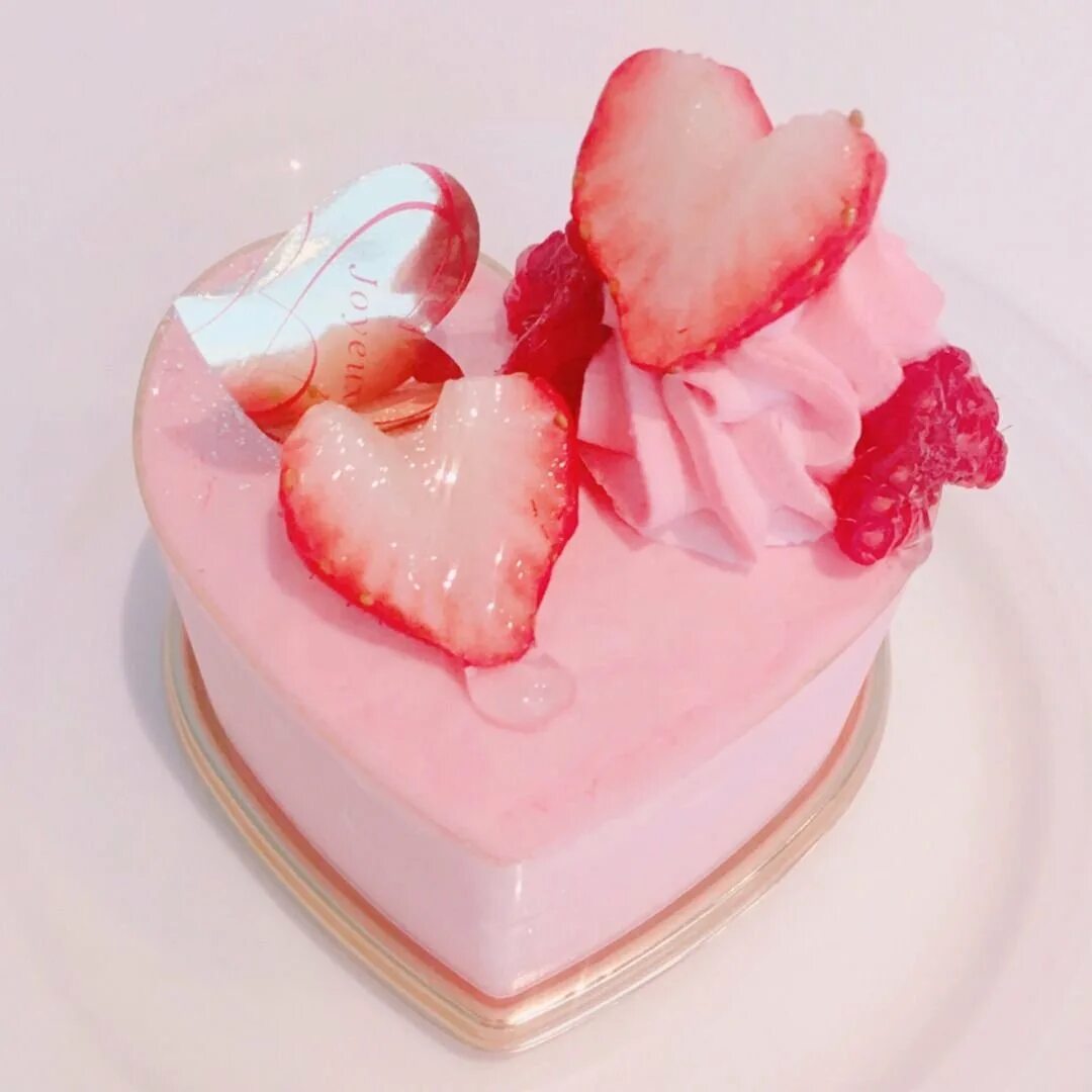 Сердце сладостью. Сладости розового цвета. Торт с сердечками. Розовый торт. Тортики розовые милые.