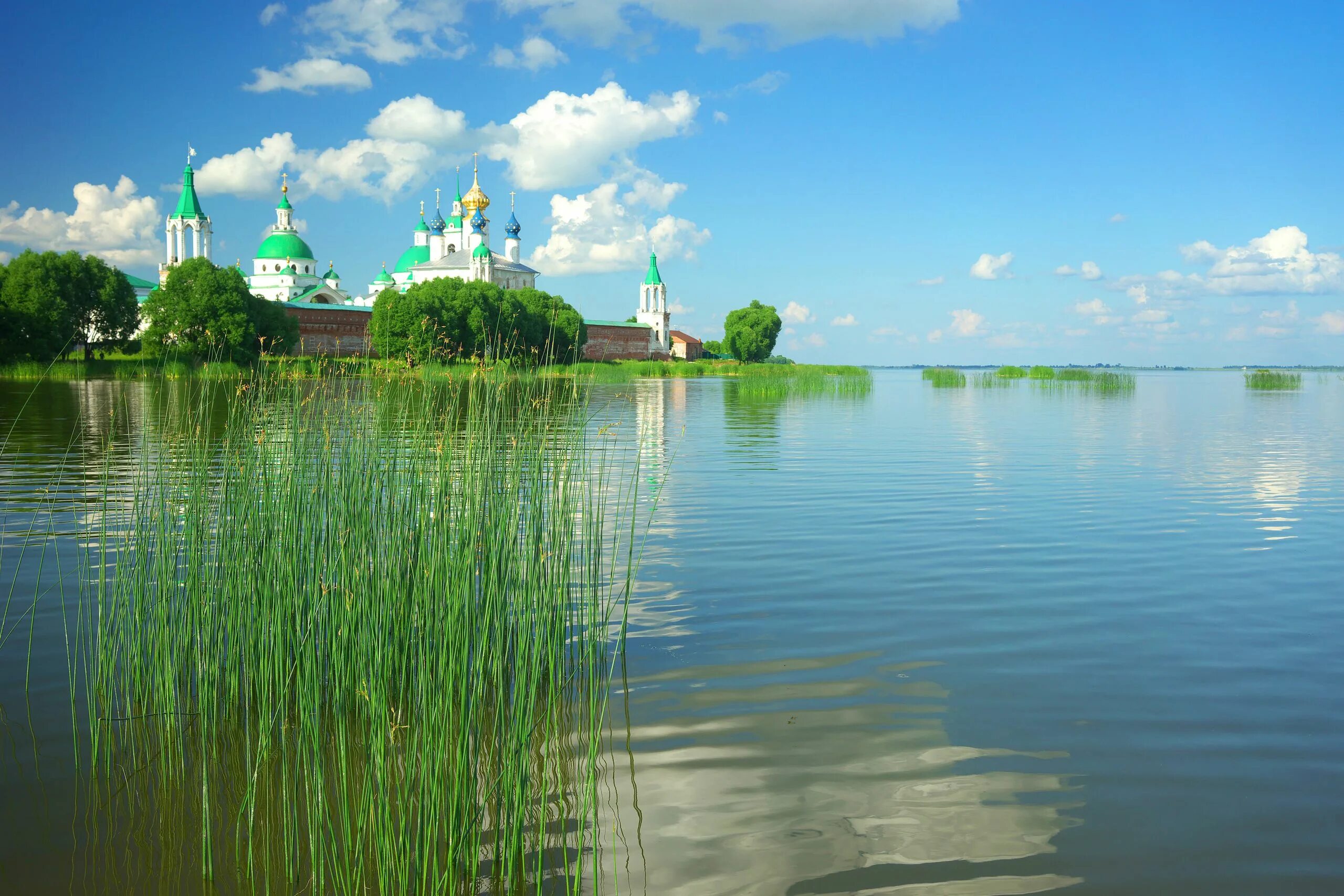 Озеро неро город. Озеро Неро Ростов. Озеро Неро в Ростове Великом. Ростов Ярославский озеро Неро. Озеро Неро Ростов Великий экскурсии по озерам.