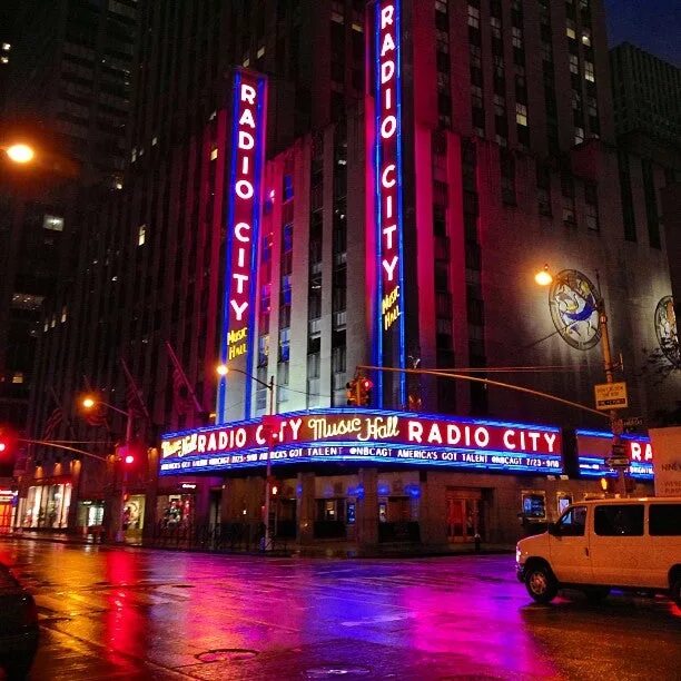 Рэйдио Сити Мьюзик Холл (Нью-Йорк). Radio City New York. Radio City Music Hall. Фасад радио Сити Мьюзик Холл Нью-Йорк.