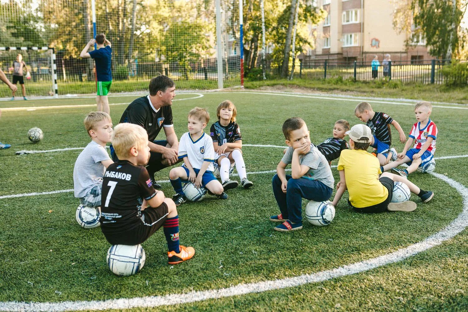 Football school. Футбольная школа. Занятия футболом в школе. Школьный футбол. Детский футбол на улице.