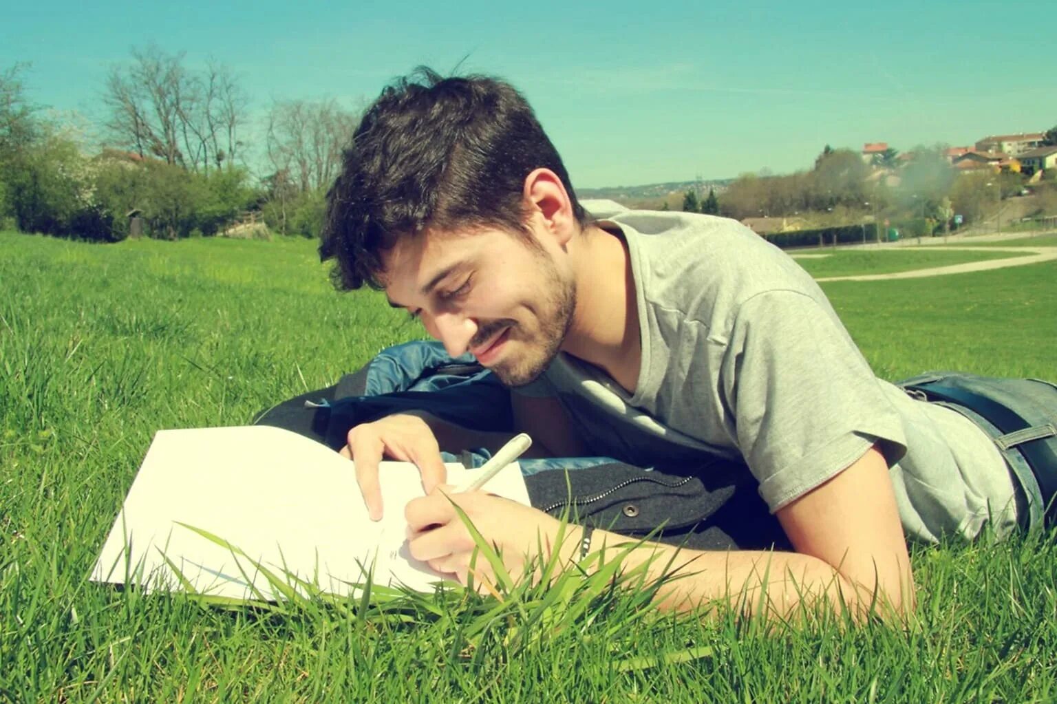 Измена партнера. Человек сидит за столом. Мужчина пишет милая. Иррациональный человек (2015). Парень пишет книгу красиво.