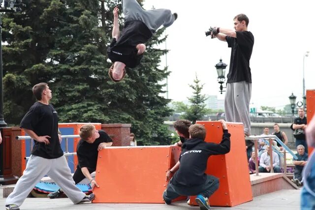 паркур на улице. паркур в великобритании. паркур стрит. паркур картинки. номер паркура.