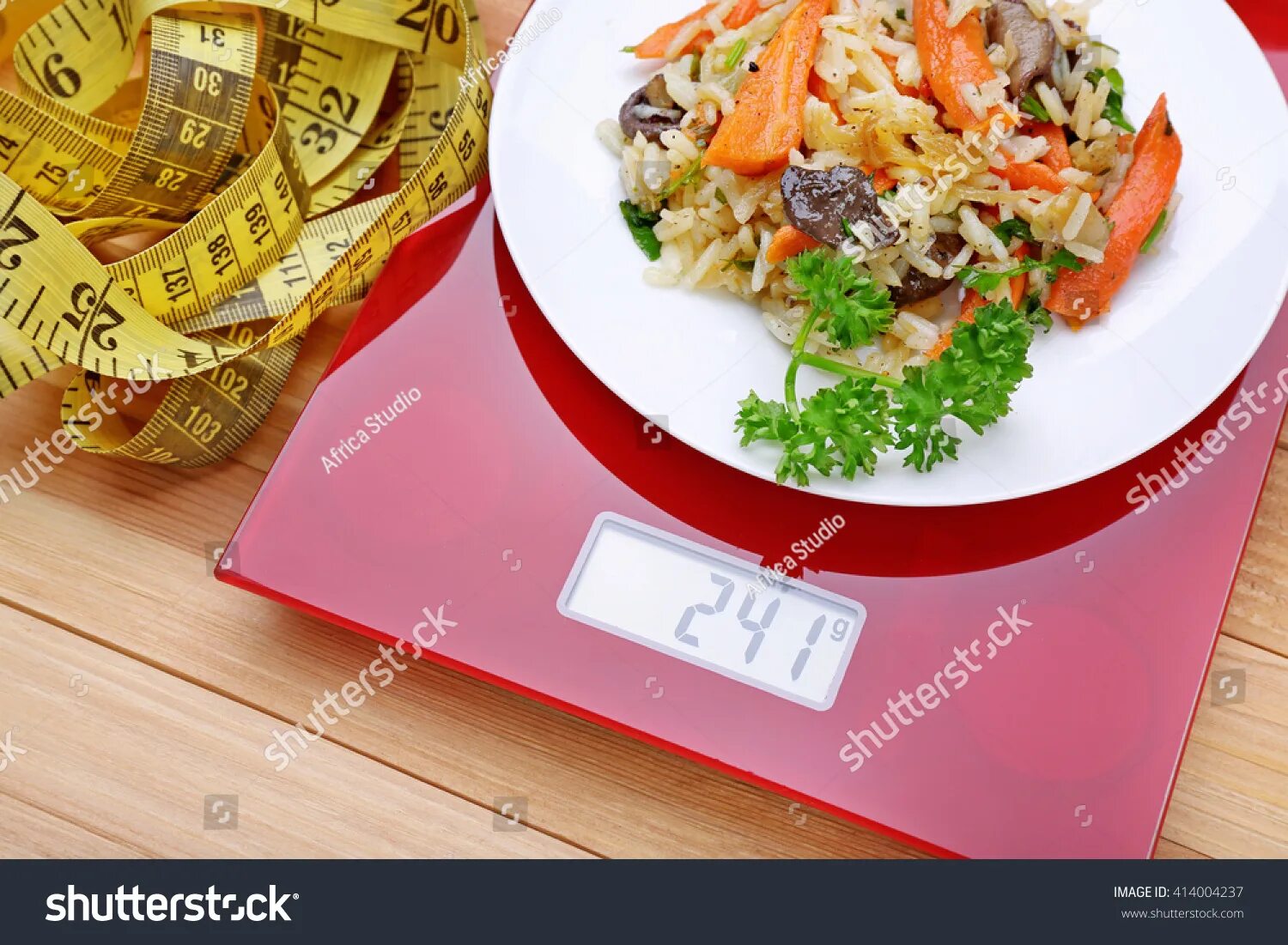 Взвешивание порций. Весы для взвешивания продуктов. Маленькие порции еды. Весы для продуктов механические. 100 грамм плова.